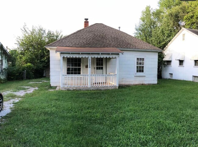 2 Bedroom 1 Bathroom Home. PET FRIENDLY - 2 Bedroom 1 Bathroom Home. PET FRIENDLY