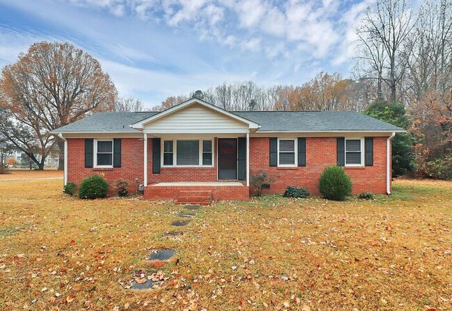 Building Photo - 3BD/1BA All Brick Ranch on One Acre!