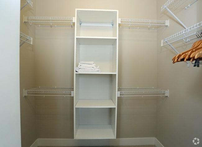 Walk-in Closet - LightHorse 4041