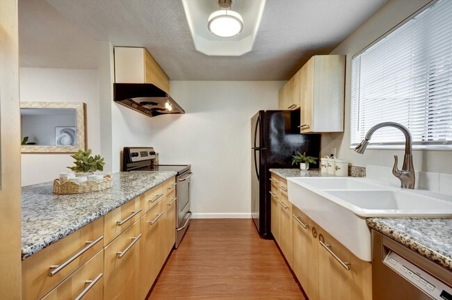 Building Photo - Sunnyvale Meadows Condo