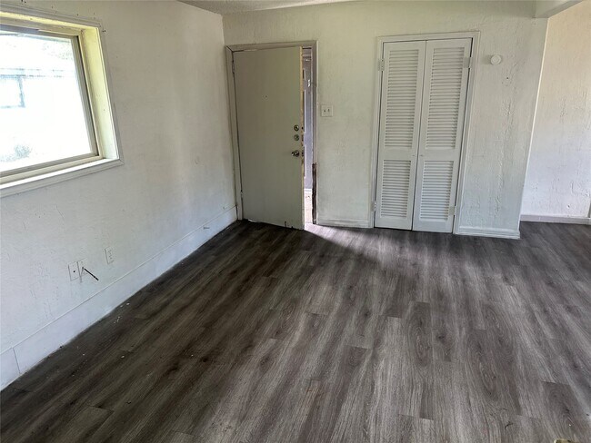 Photo - 5405 Suez St