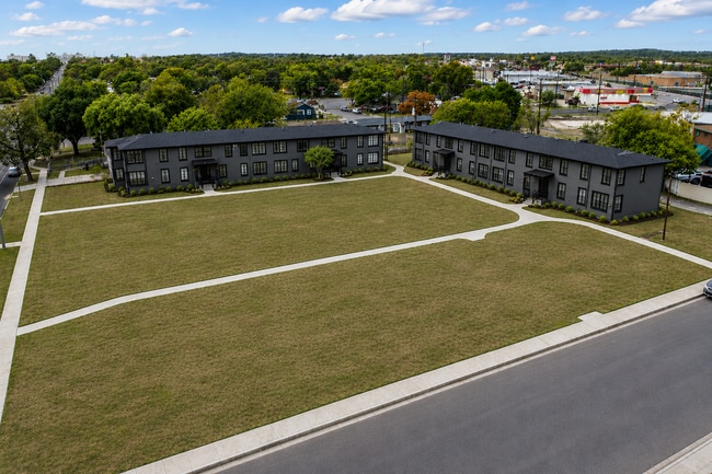Building Photo - BRIGHT AND SPACIOUS 3-BEDROOM NEAR ST. MARY'S UNIVERSITY AND WOODLAWN LAKE Unit 2345 - 03
