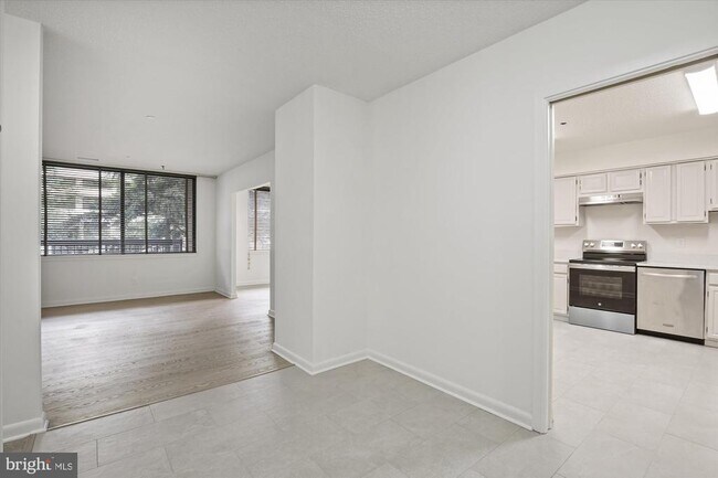 Photo - 3709 S George Mason Dr Unit 114