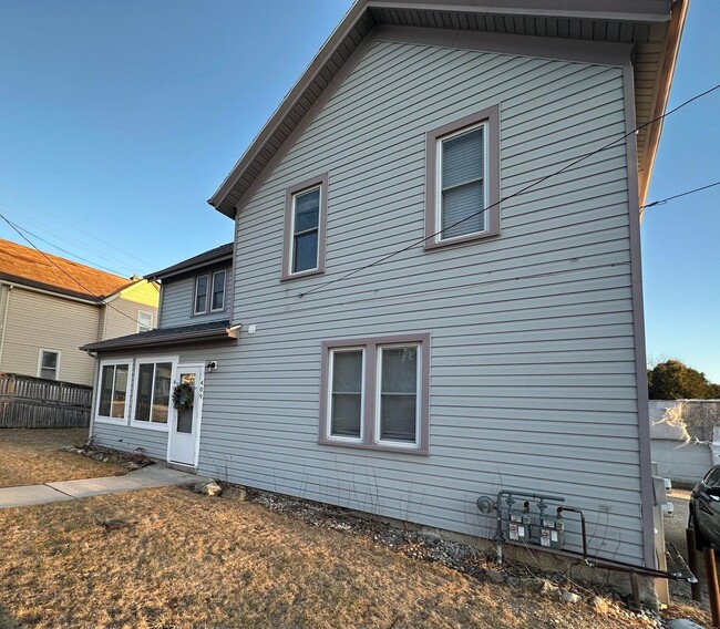 Building Photo - Fredonia Ave Duplex Unit #407