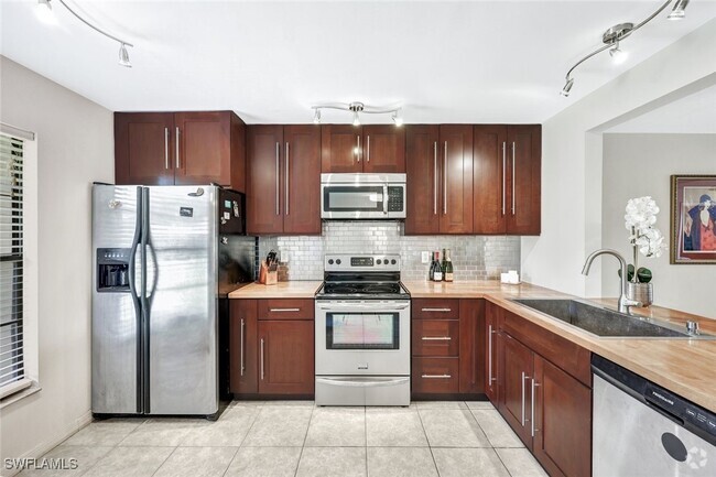 Building Photo - 141 Cypress Way E Unit B Rental
