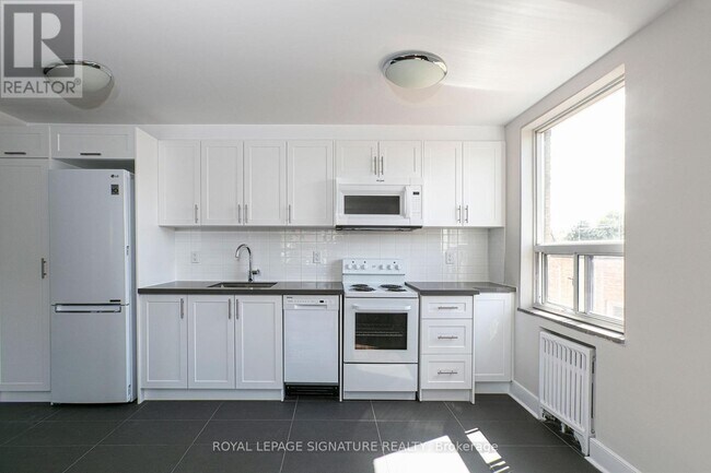 Photo - 990 Avenue Rd