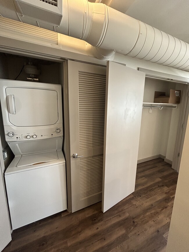 In Unit Washer/Dryer & Coat Closet