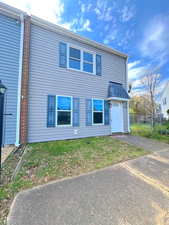 Photo - STUNNING 3 BEDROOM END UNIT TOWNHOUSE just off gate of Little Creek!!