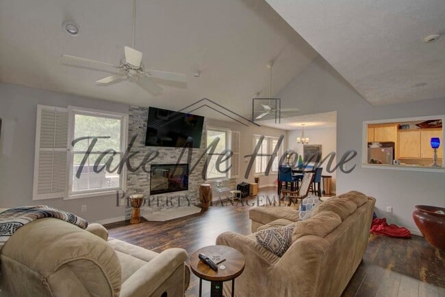 Photo - 3 Bedroom 2.5 Baths in Kickapoo District!