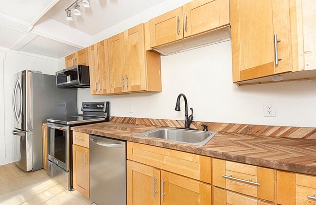 Building Photo - 963 Main St Unit 4