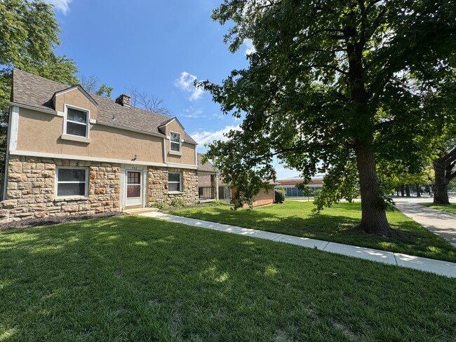 Photo - 738 E Meyer Blvd