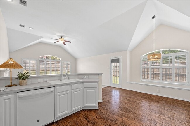 Photo - 2120 Crestlake Dr