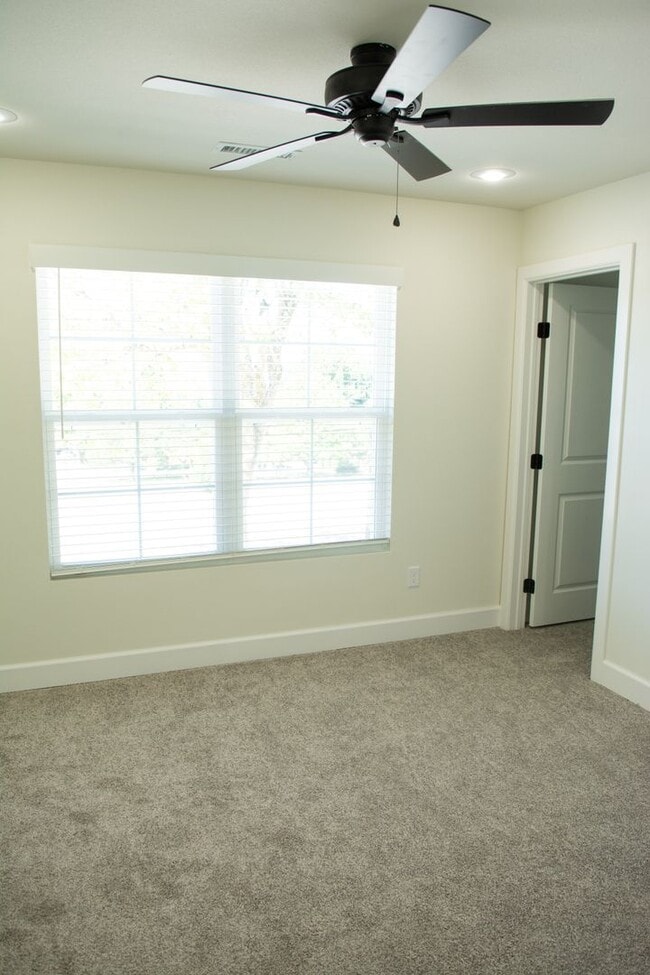 Building Photo - Newer Townhouse in the heart of West Fork !