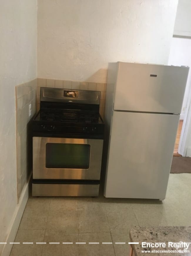 Building Photo - 4 Adella Pl Unit 1 Rental