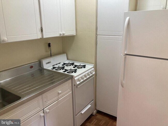 Photo - 1801 Clydesdale Pl NW