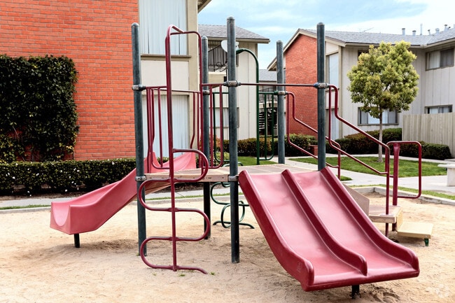 Área de juegos infantiles - Tustin Village Apartments