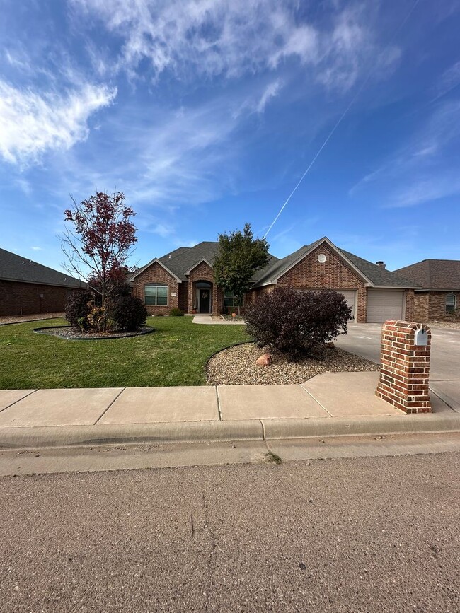 Photo - Stunning 4 Bed Home! 3 Car garage ! Mesa School District!