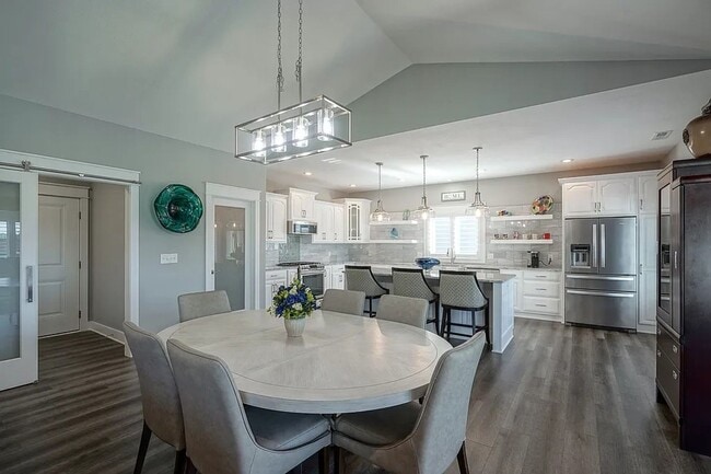 Photo - 740 E Holland Dr