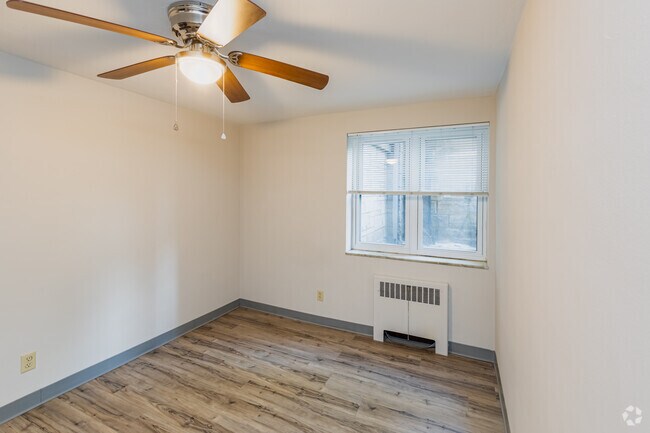 2BR, 1BA - 735SF - Bedroom