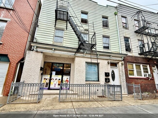 Building Photo - 123 Brunswick St Unit 2