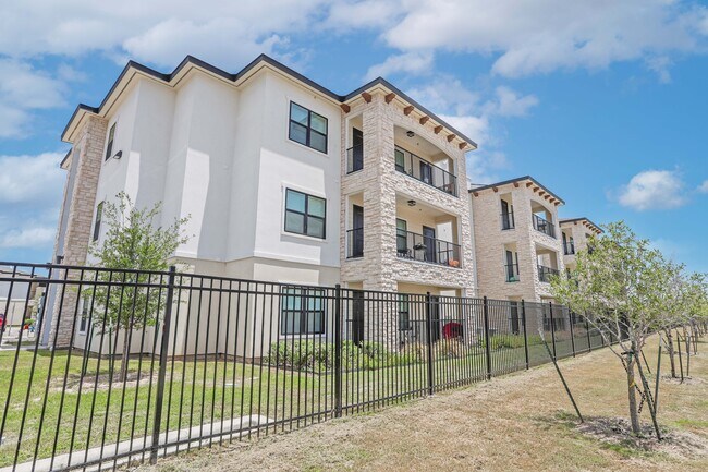 Avanti Legacy Emerald Point Apartments