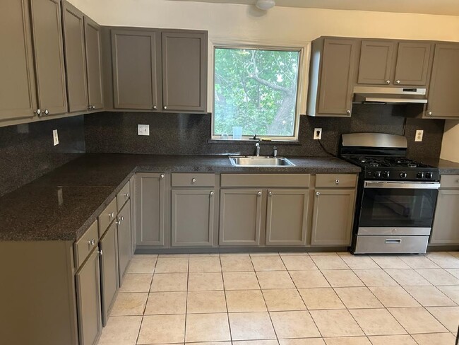Kitchen - 266 Cortlandt St Unit 266