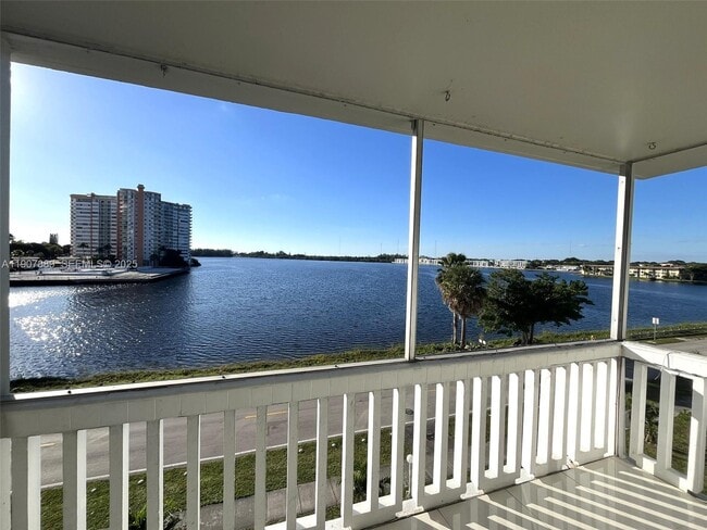 Building Photo - 18601 NE 14th Ave Unit 409