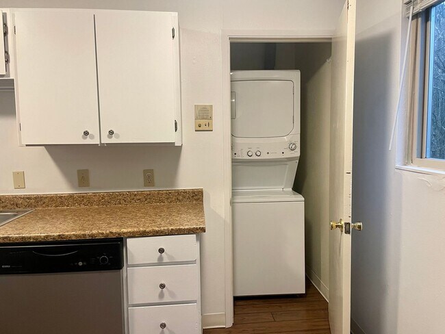 Photo - Updated Top Floor 2-Bed with Washer/Dryer,... Unidad 150 22nd Ave E.