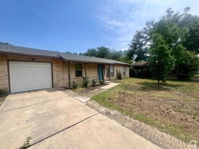 Building Photo - 3 Bedroom 2 Bath~ Close to Fort Sam! Rental