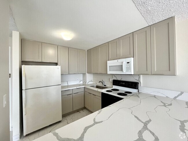 Building Photo - Kukui Plaza: Renovated 1 Bed, 1 Bath Condo... Unit E2407