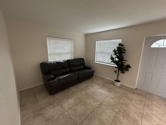 Photo - "Cozy 1-Bedroom Apartment in St. Petersburg – 550 Sq Ft of Comfort & Convenience!" Unidad 7th St N - 3