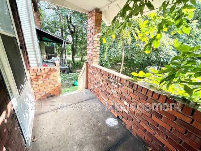 Photo - 927 Vankirk St