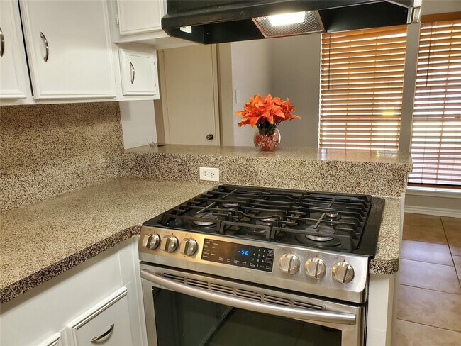 Photo - 5305 Woodville Ln