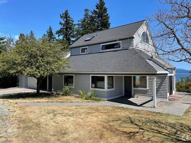 Building Photo - Lovely, Spacious Home with Stunning view o...