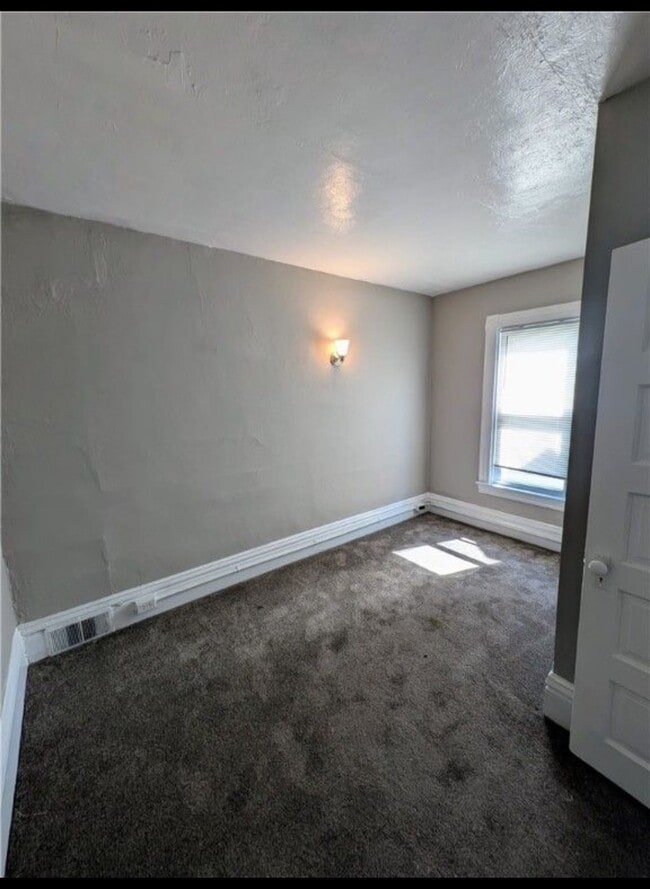 Photo - 1913 Evans Ave