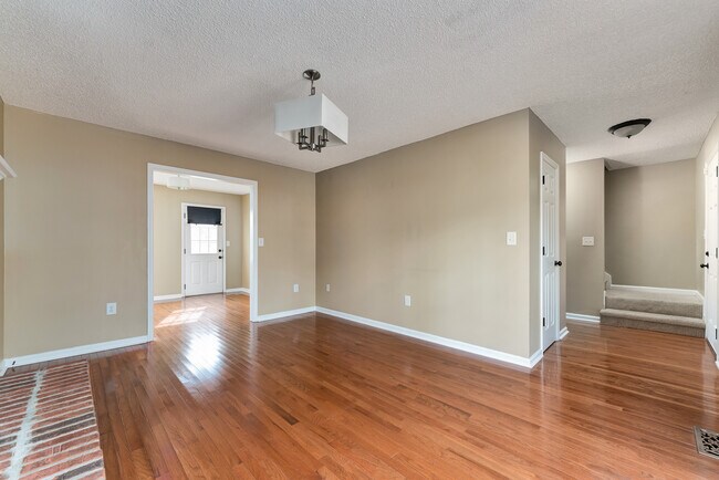 Photo - 127 Suffolk Dr