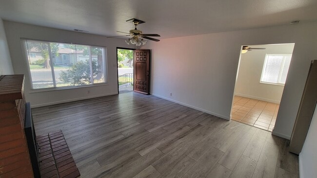 1422 Kingsbury Ave