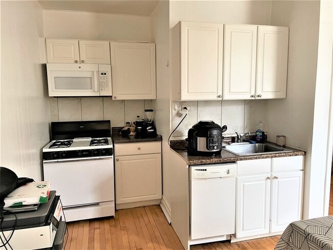 Building Photo - 4409 N Kenneth Ave Unit 1B Rental