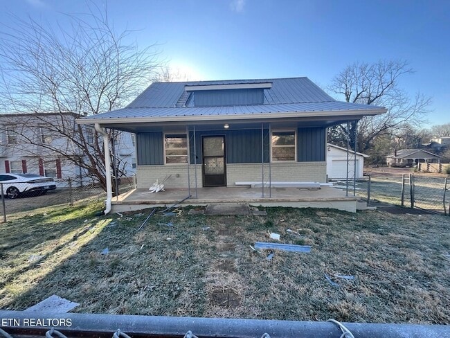 Building Photo - 614 Midlake Dr NE