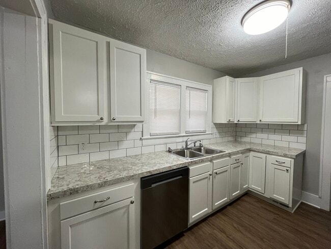 Photo - 947 Oakcrest St SW