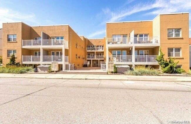 Building Photo - 251 W Broadway Unit 101