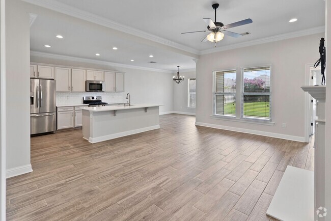 Building Photo - 3 Bedroom House Available NOW
