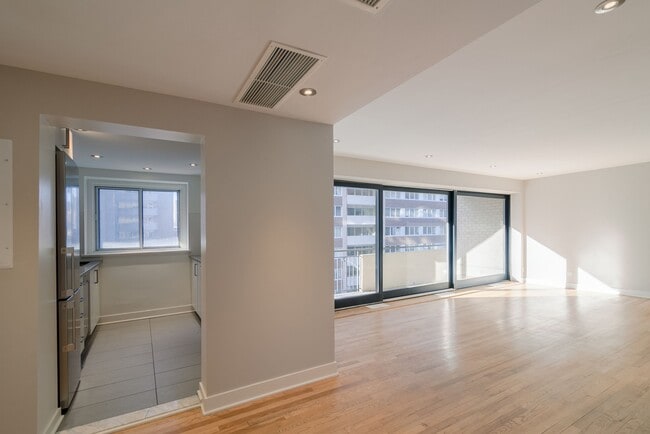 Building Photo - 3435 Rue Drummond Unit 53