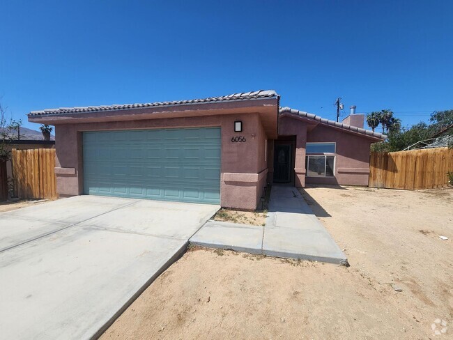 Building Photo - Fully Furnished 3 Bedroom Home w/ Covered ...
