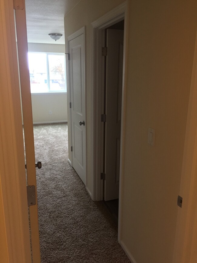 Dormitorio principal privado con un pequeño vestidor. - 4126 Camellia St