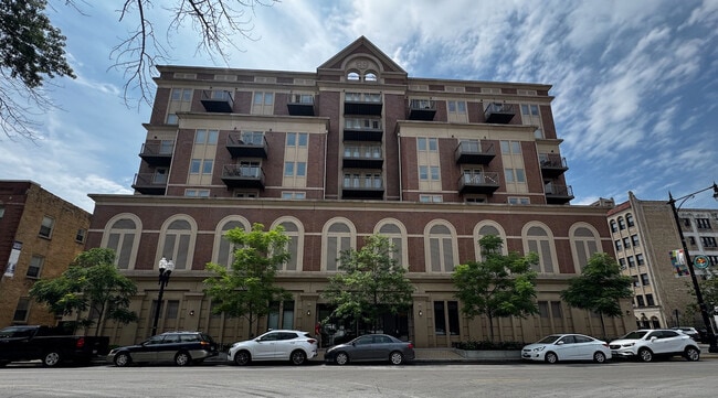 Building Photo - 1323 W Morse Ave Unit 608