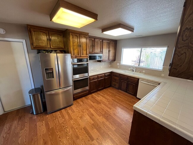 Photo - 1090 Foxenwood Dr