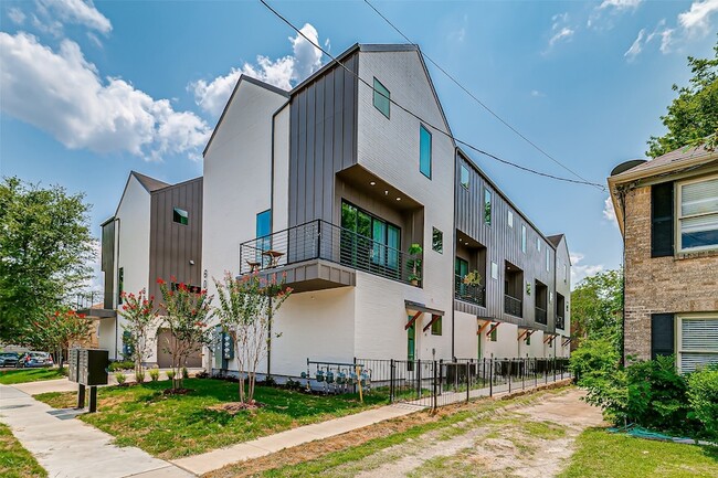 6028 Lewis St Unit 202