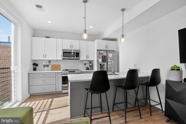 Photo - 304 Master St Unit 5