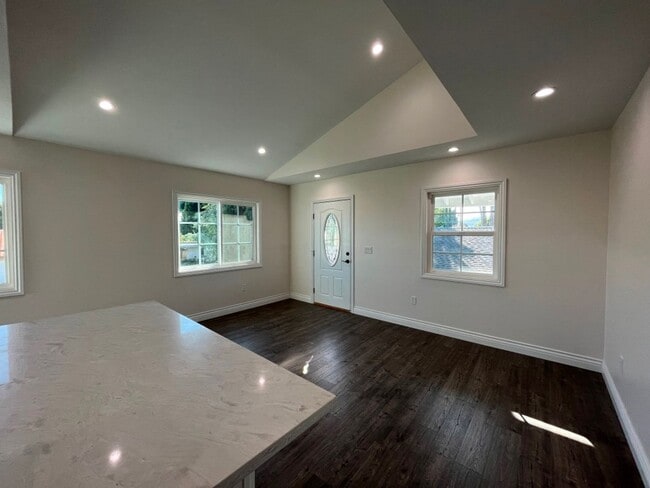 Photo - AVAILABLE NOW! 1+1 w/all appliances + private laundry! (21103 Mayall)